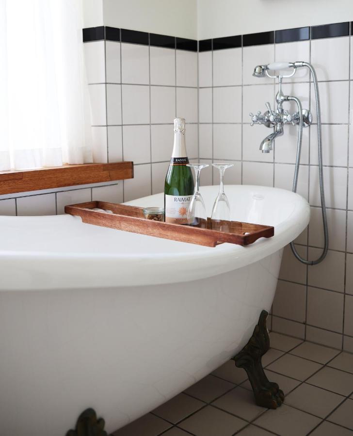 Medium with Bathtub,1676731908:JPEG