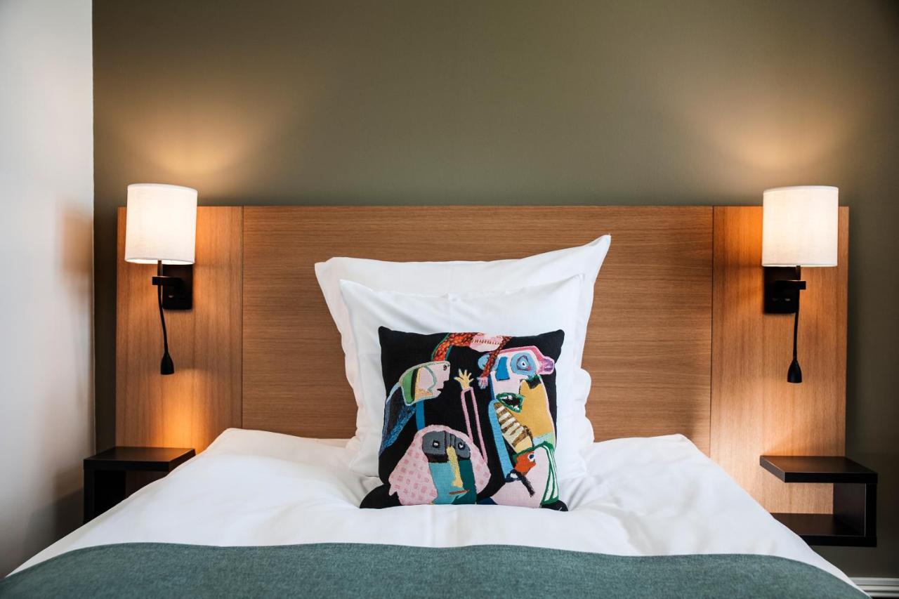 Small Double Room Lake View 140 cm bed