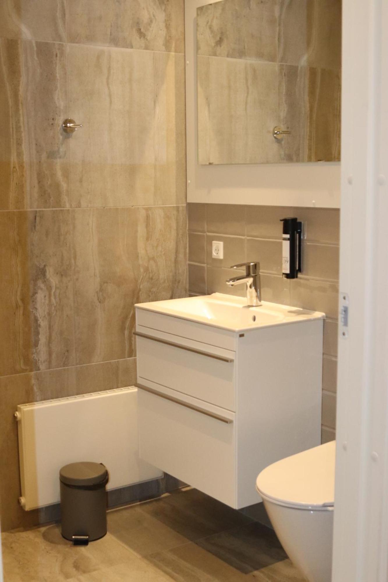 Double Room,1539122677:JPEG