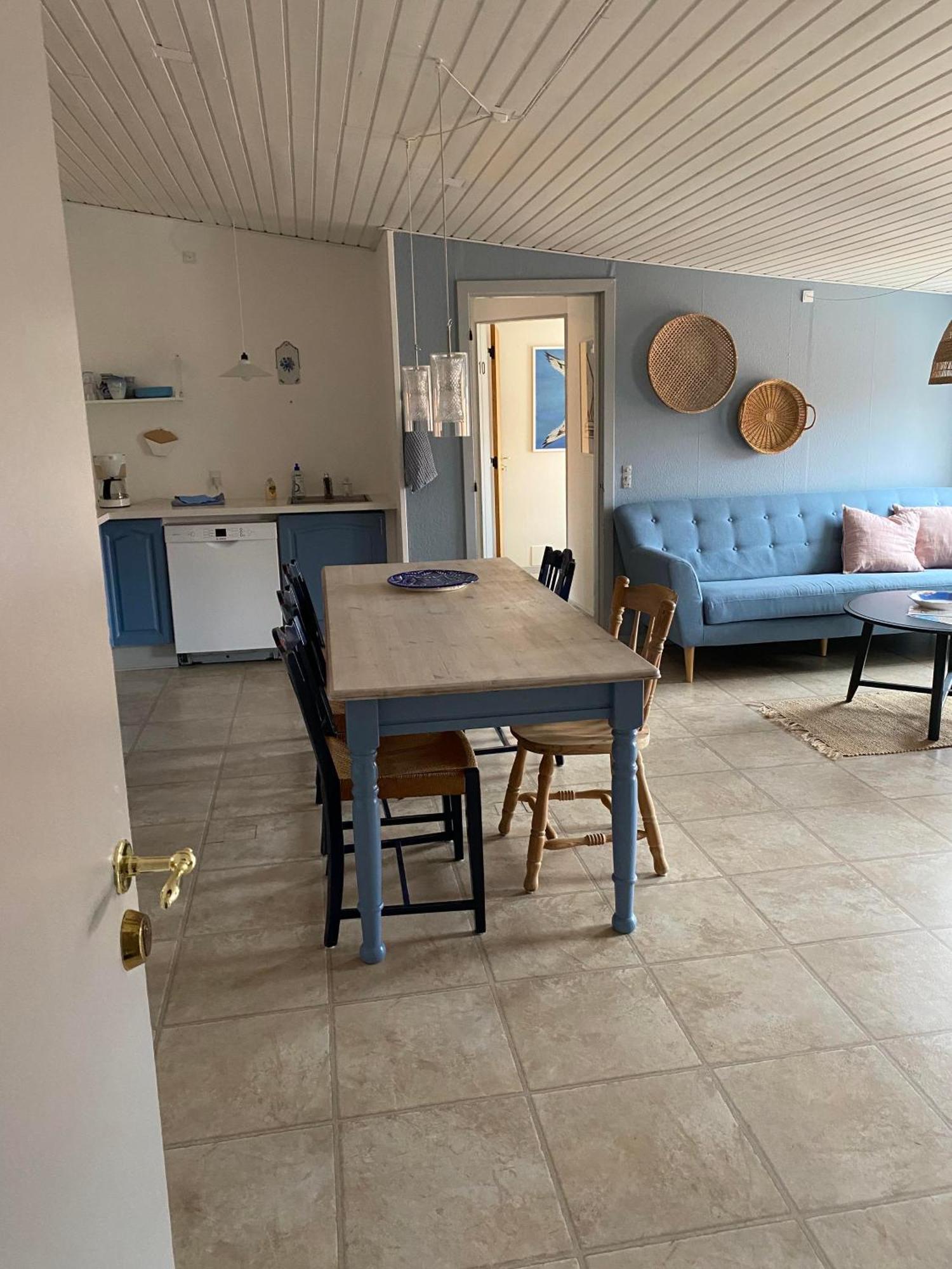Lejlighed på 1. etage med 3 værelser, badeværelse, stue og køkken samt balkon – egen indgang
