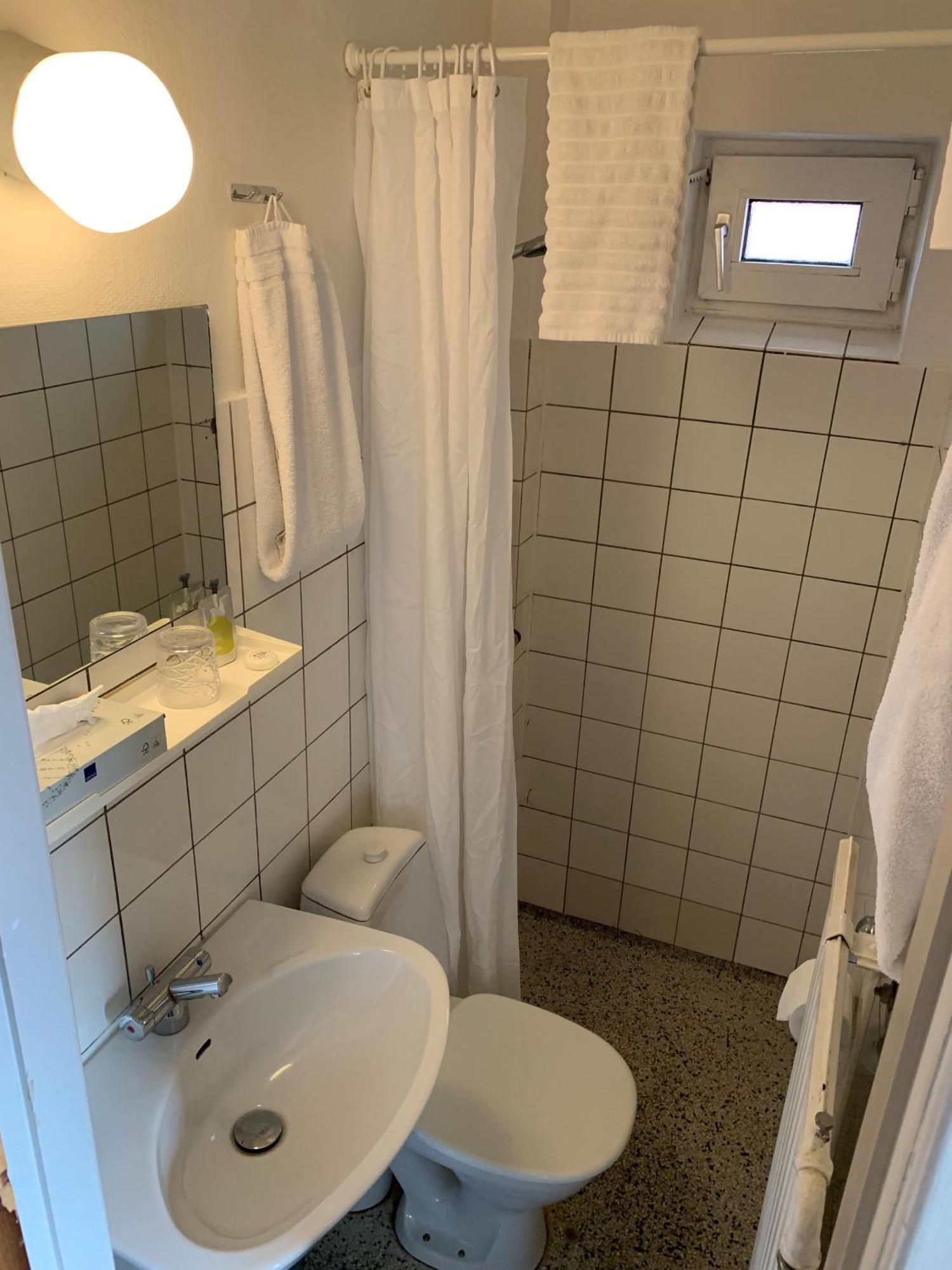 Small Single Room,1598421586:JPEG