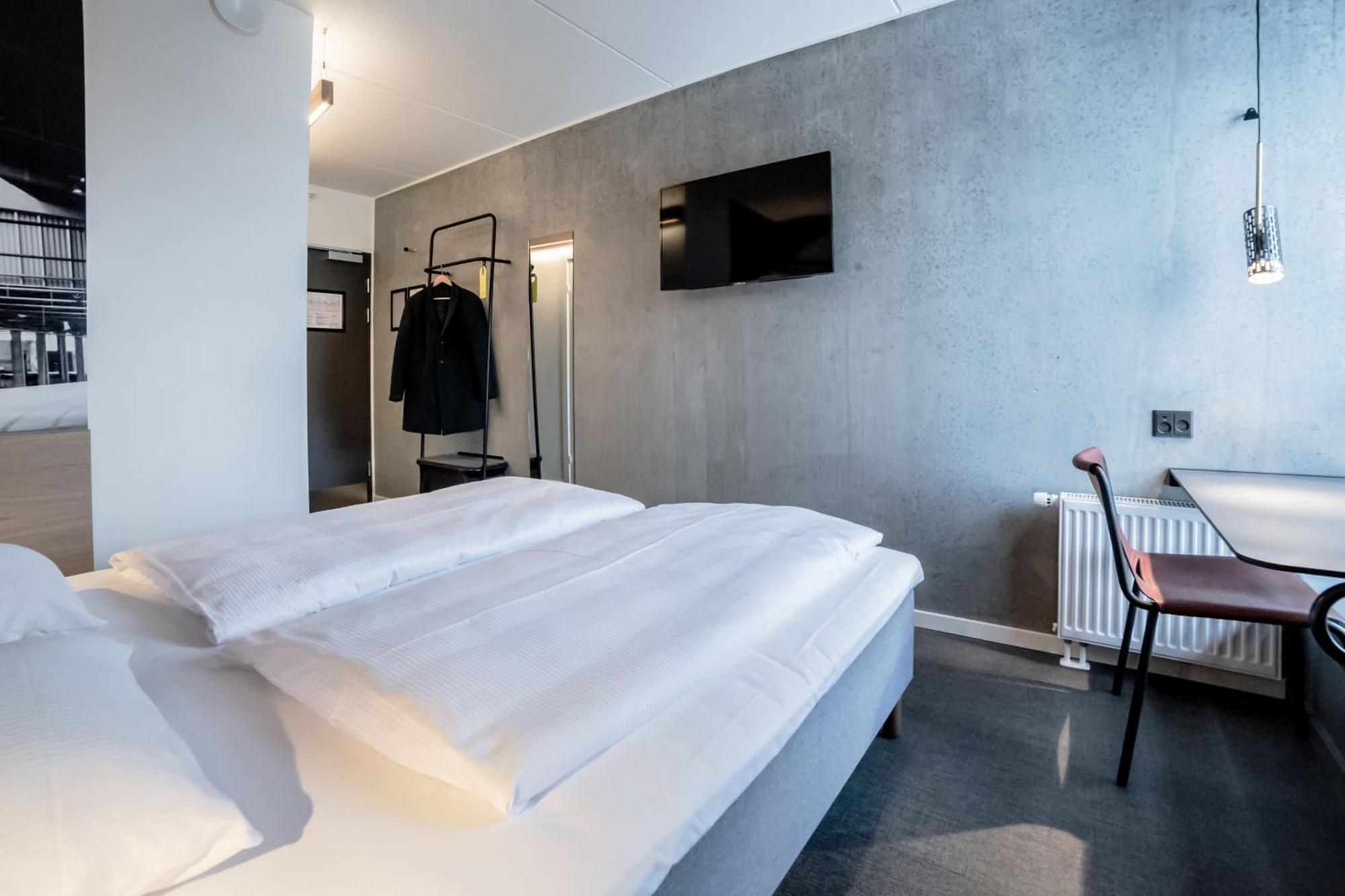 Standard King Room Roll Shower