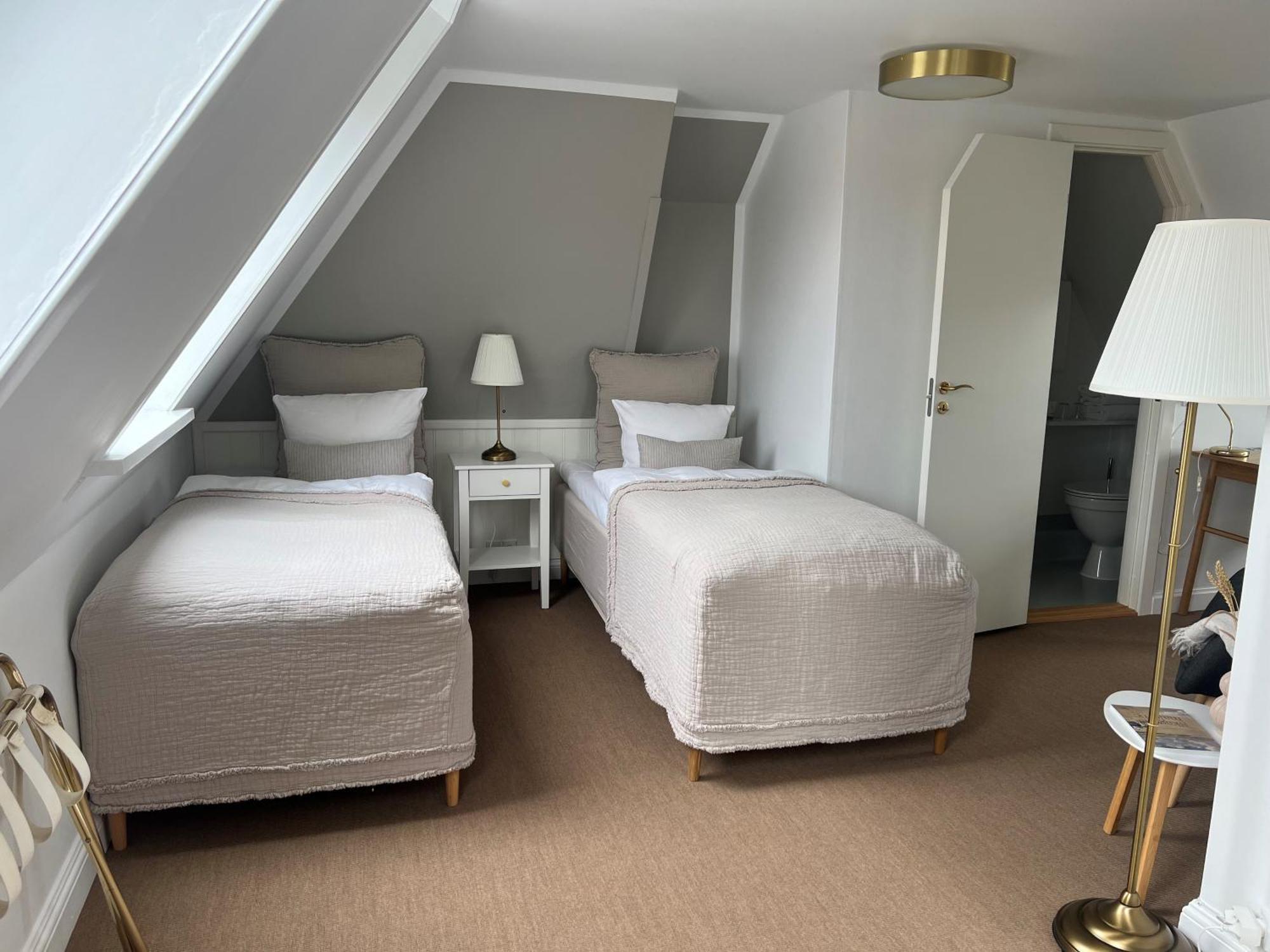 Small Double Room,1646899109:JPEG