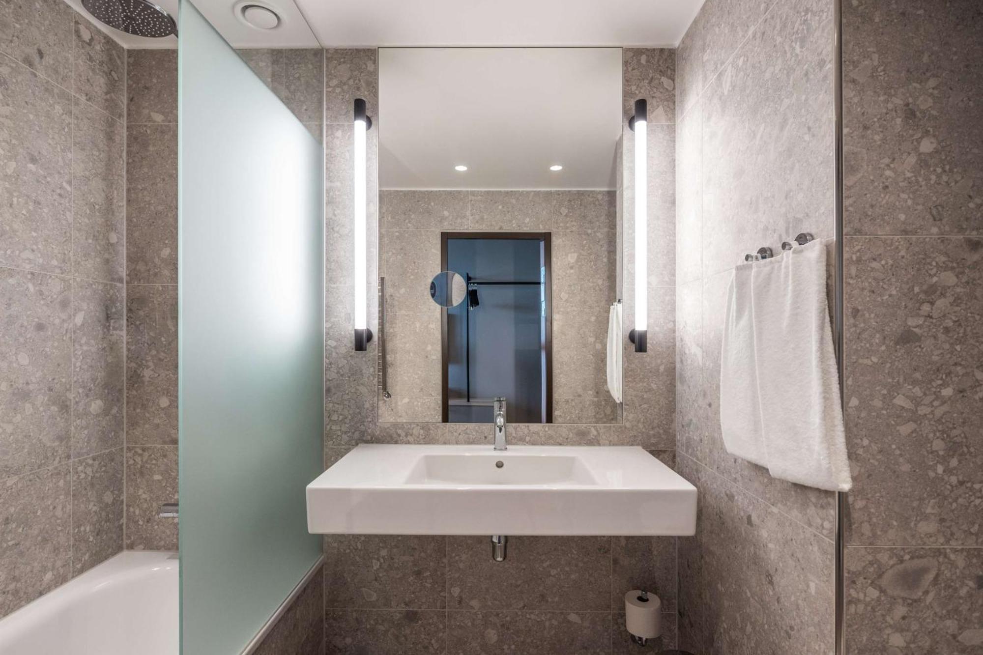 Standard Twin Room Wellness pool access