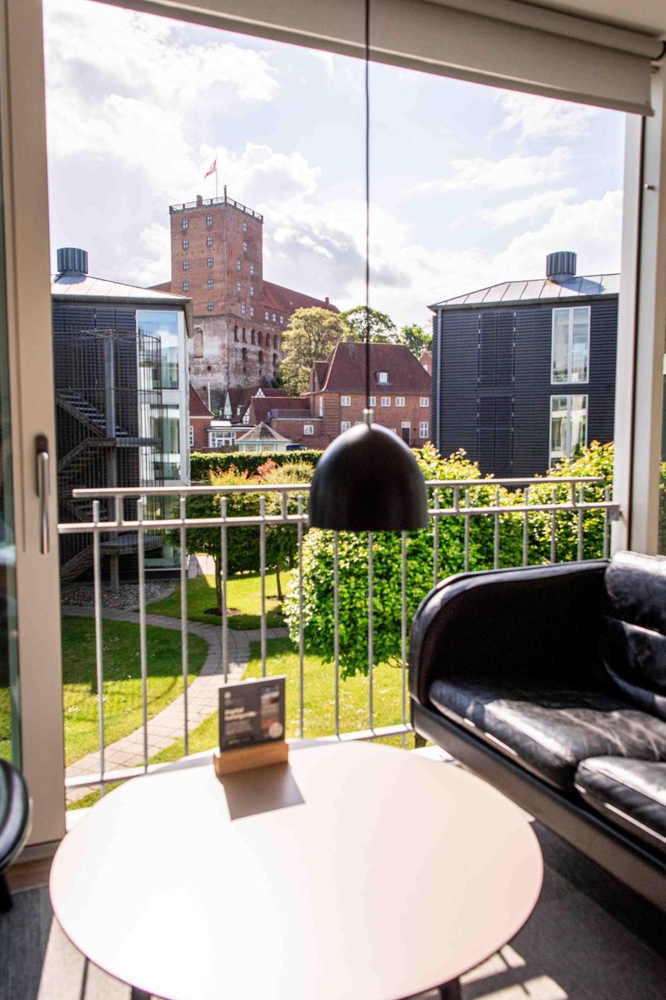 One-Bedroom Apartment Courtyard View