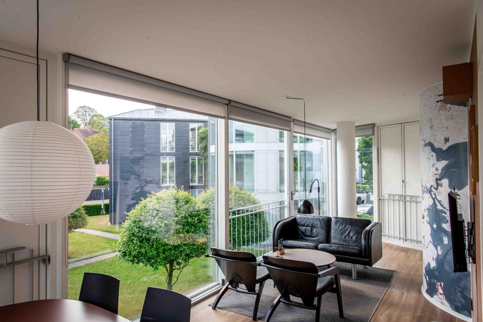 One-Bedroom Apartment Courtyard View