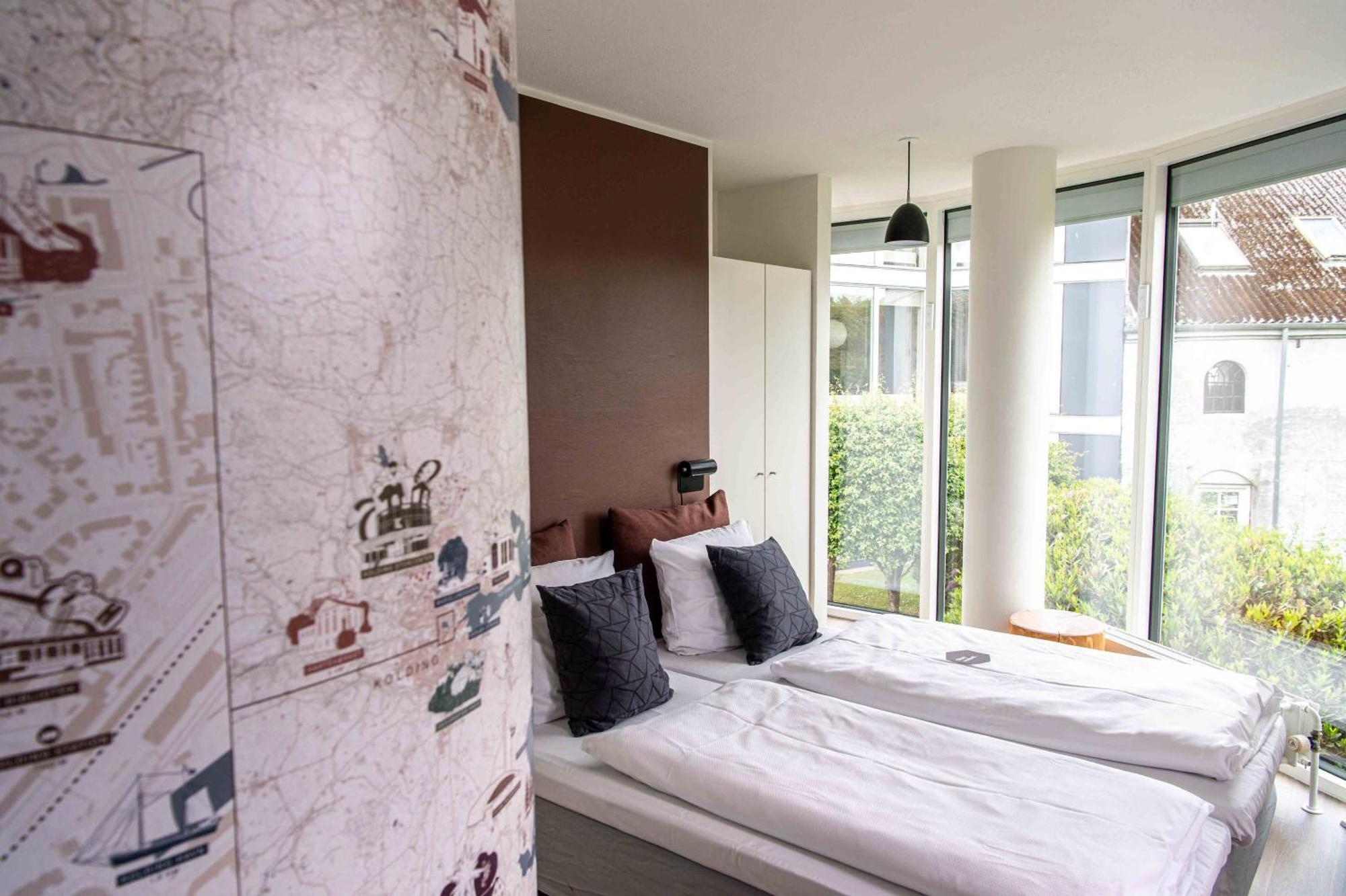 One-Bedroom Apartment Courtyard View