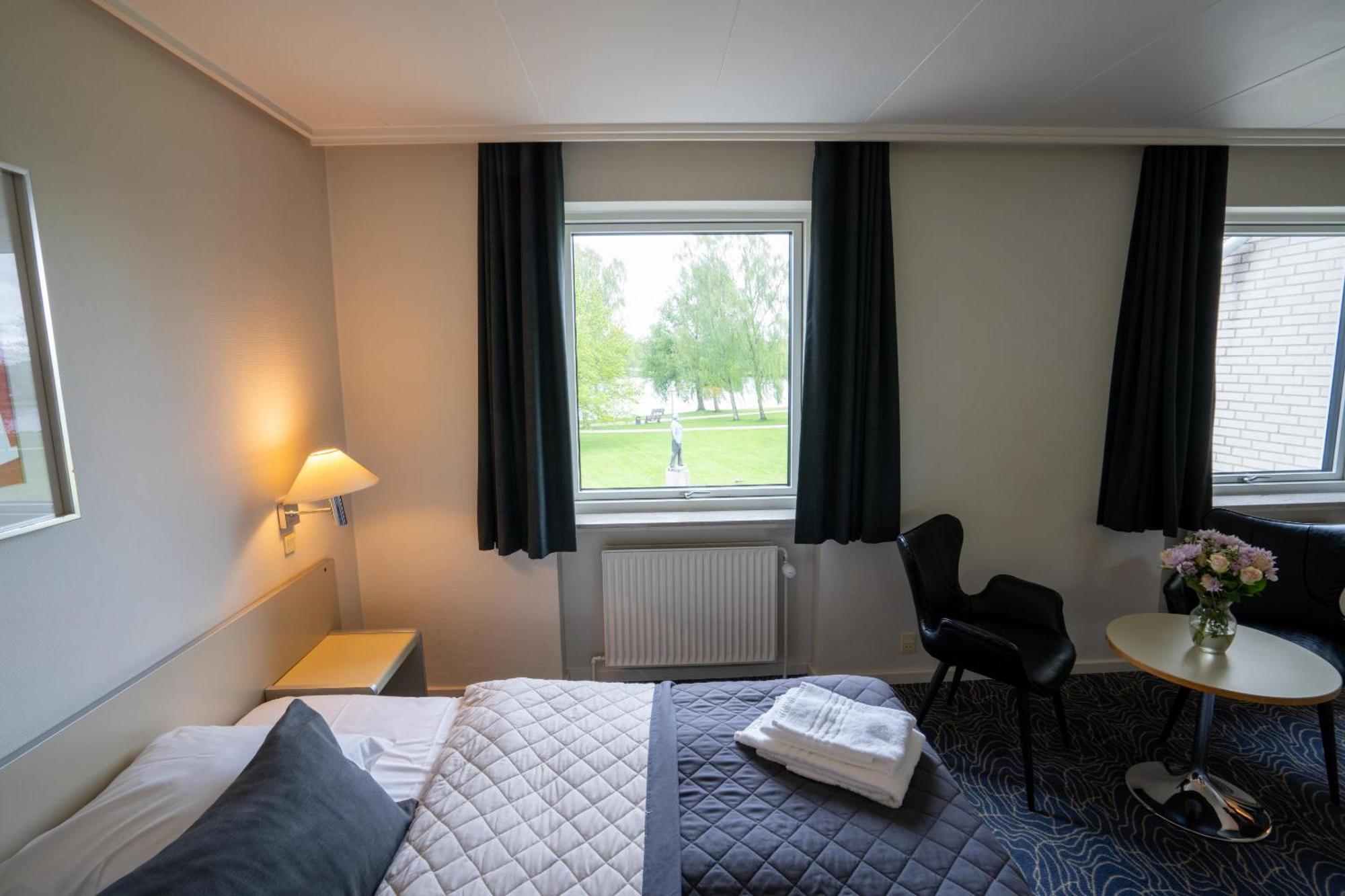 Twin Room with View,1681725920:JPEG