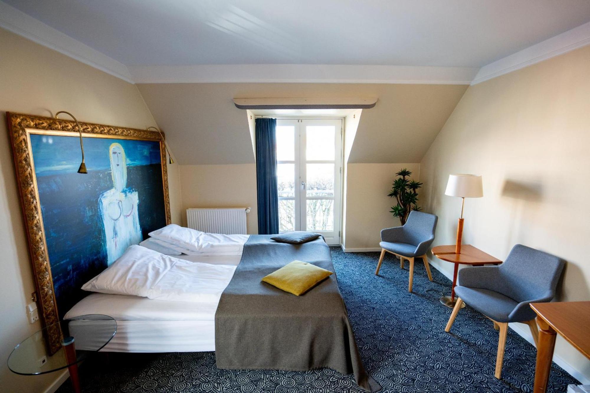 Deluxe Double Room Shower,1682933770:JPEG