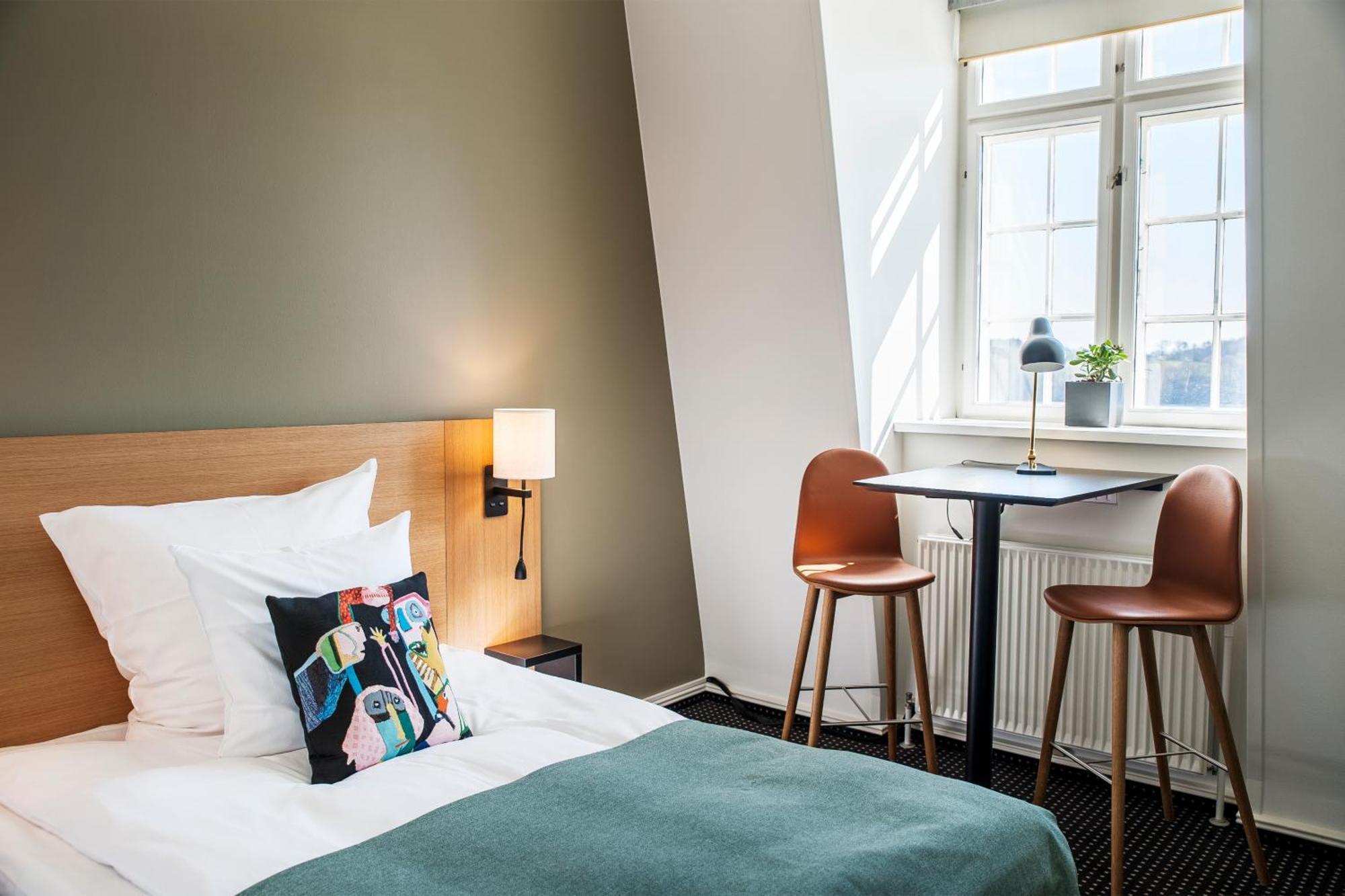 Small Double Room Lake View 140 cm bed