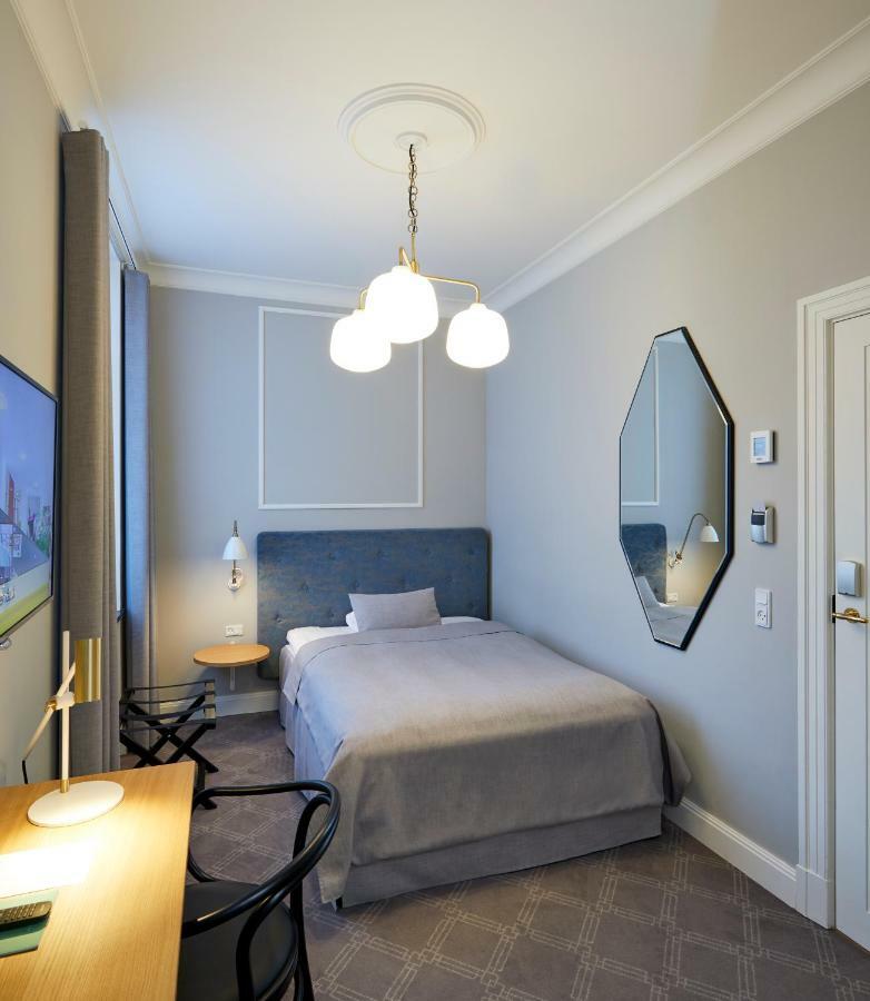 Single Room,806675577:JPEG