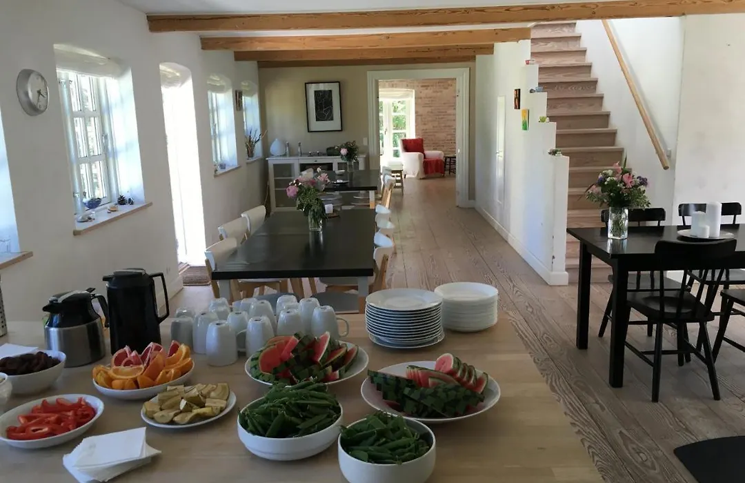 Mellem-rummet Guesthouse&Glamping-1