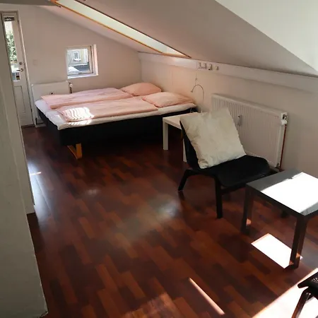 Rooms In Quiet Yellow Courtyard Apartment-2