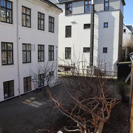 Rooms In Quiet Yellow Courtyard Apartment-3