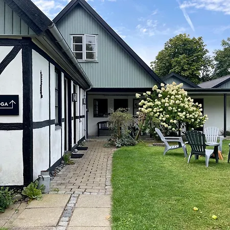 Kirsebaerkroen - The Inn Between-3
