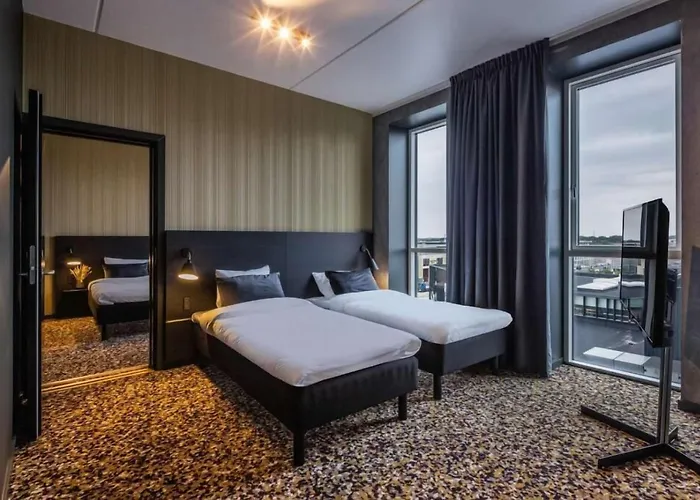 Peak 12 Hotel